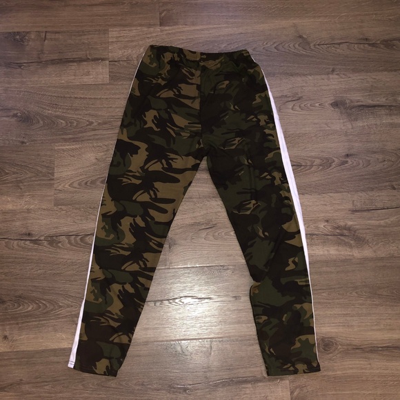 NEW!  Comfy & On Trend Side Stripe Camo Leggings - Picture 8 of 8